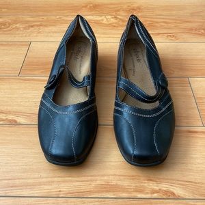 Softspots black maryjane style shoes. Comfortable and easy to walk in!